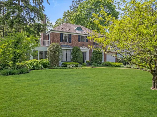 8 Parkside Drive, Great Neck, NY 11021