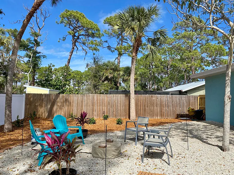 Private, fully-fenced tropical oasis for morning coffee and sunset sipping (Now with a shed + outdoor shower)
