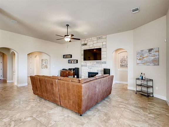 5th image of 404 Highland Village Dr