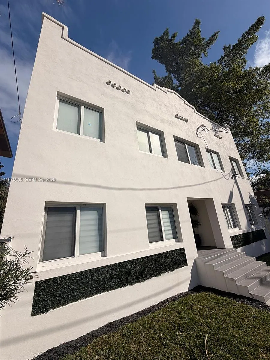 Building Photo - 337 SW 10th Ave #5