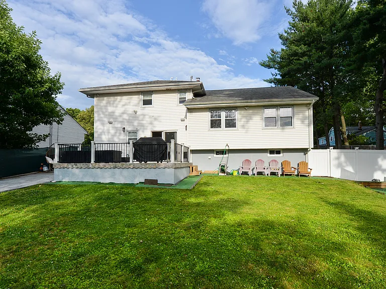 154 Middlesex Ave — Photo 31