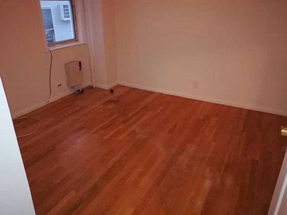 3rd image of 11003 Saultell Ave