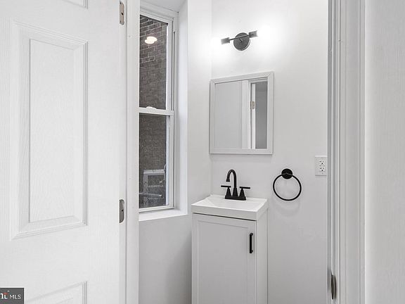 5th image of 3943 Dell St