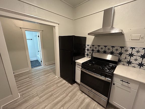 5th image of 407 E Locust St #4