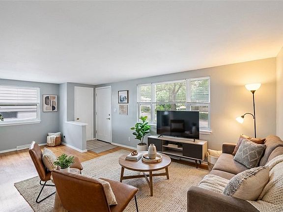 4th image of 7024 N Pennsylvania Ave