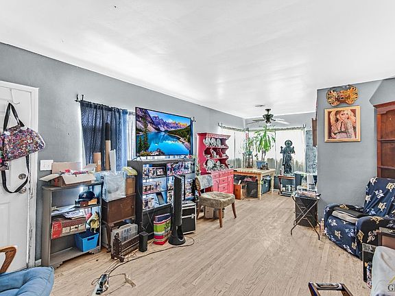 3rd image of 1213 Vanderbilt Dr
