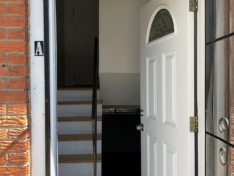 Updated 2 Bed / 1 Bath w/ Large, Flexible Floor Plan — Photo 3