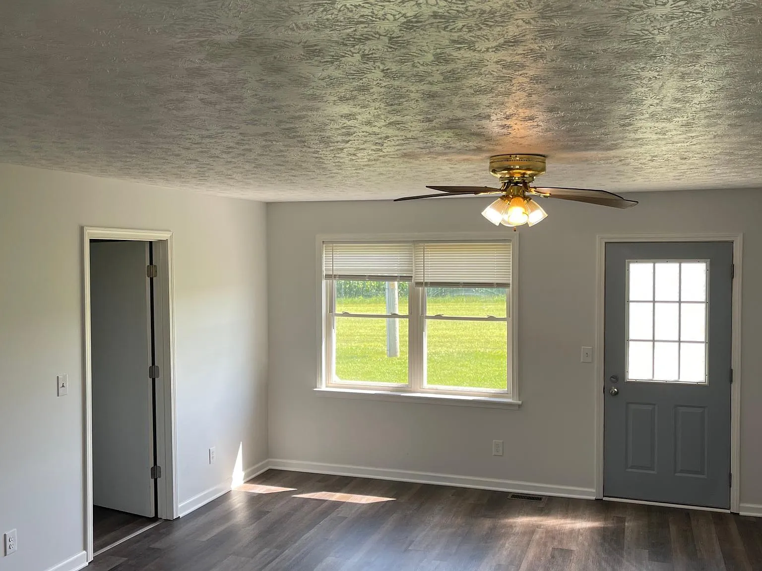 3 bed, 1000 sqft, $1,300 — Photo 2