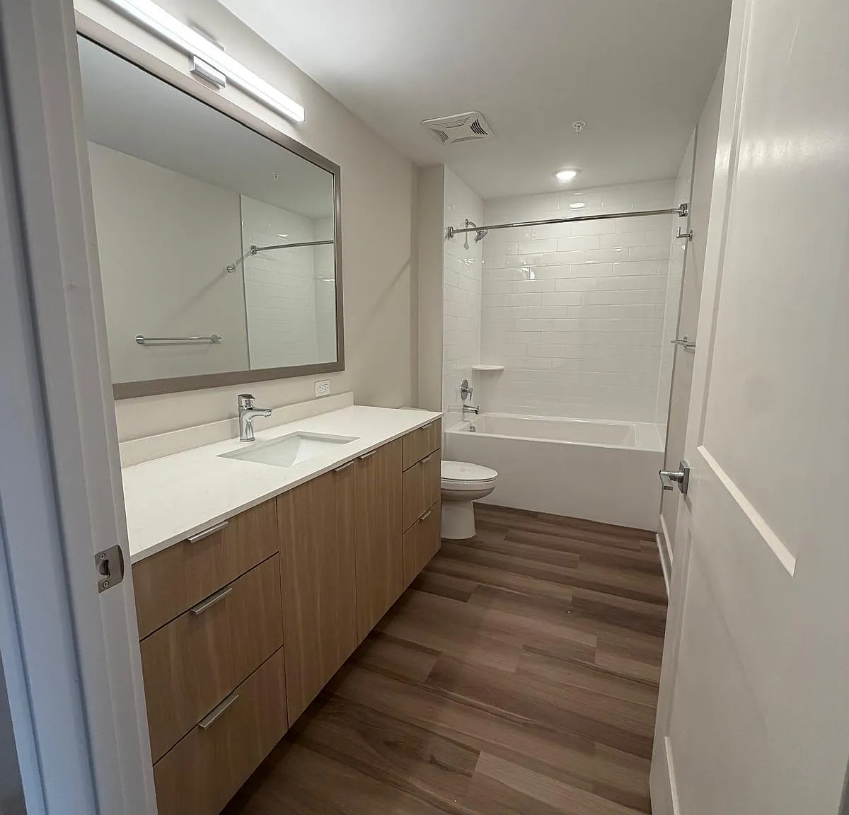 1 bed, 1.0 bath, 698 sqft, $2,367 — Photo 4