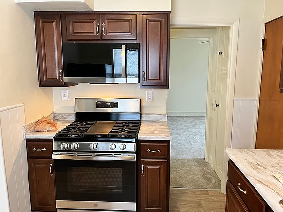 3rd image of 1593 Parkwood Rd