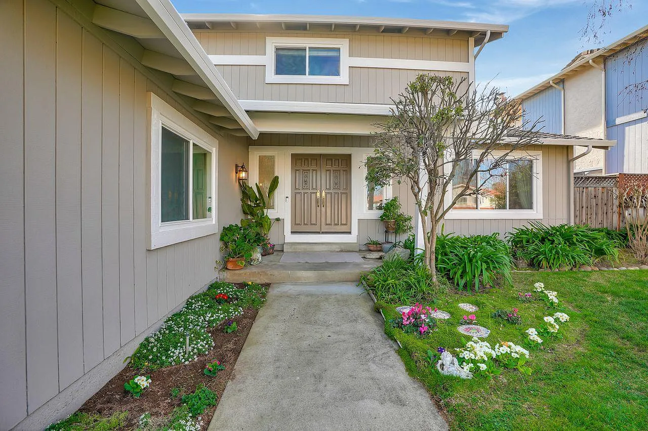 1040 Creekside Ct photo 1
