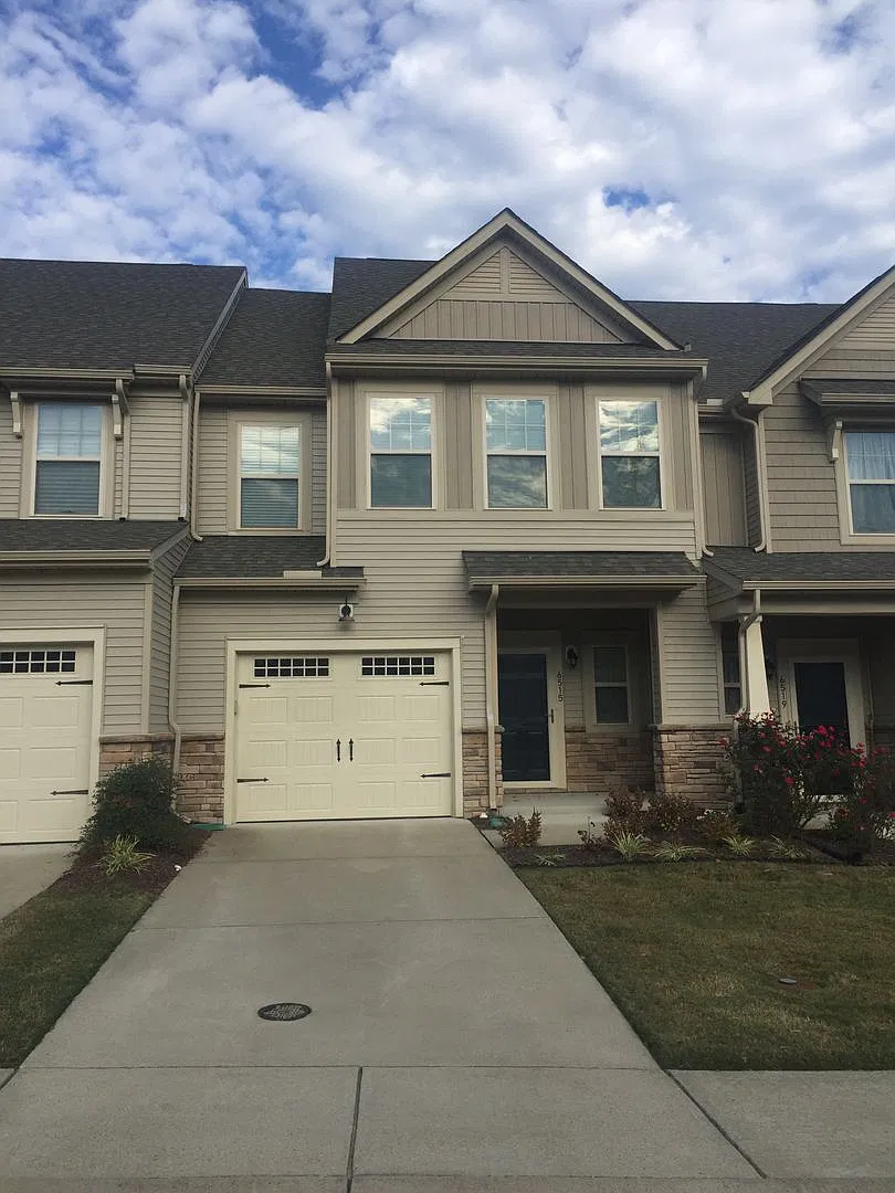 Available Now! 2 story town home in Liberty Crossing, spacious and bright — Photo 1