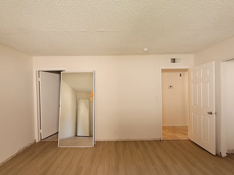 Gramercy Apartments — Photo 18