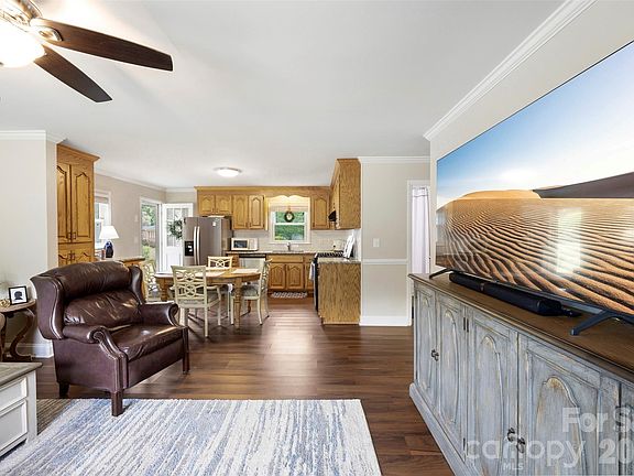 3rd image of 2109 Hollandale Dr