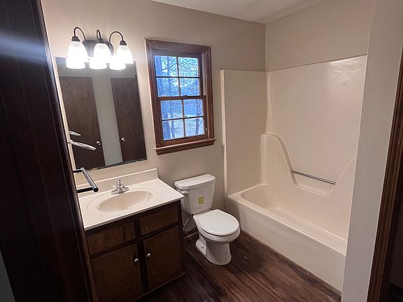 4th image of 340 Woodridge Cir