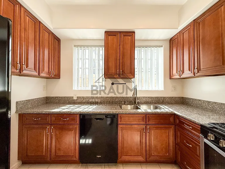 1423 Franklin St — Photo 11