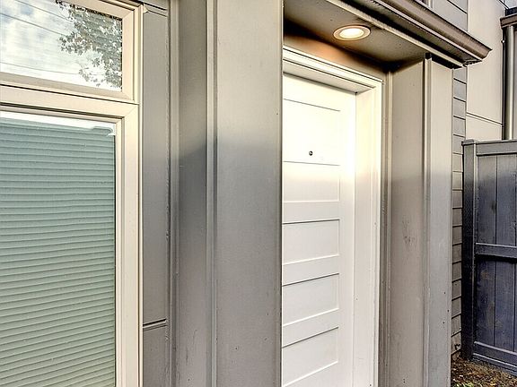 Photos of a different unit in the complex.>