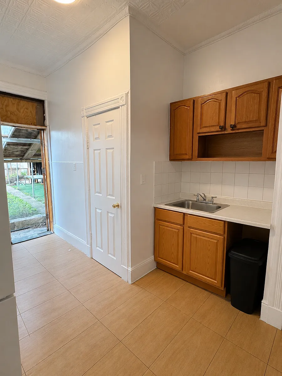 Building Photo - 313 Onderdonk Ave #1L