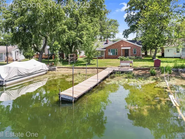 8802 Riverside Dr, Brighton, MI 48116