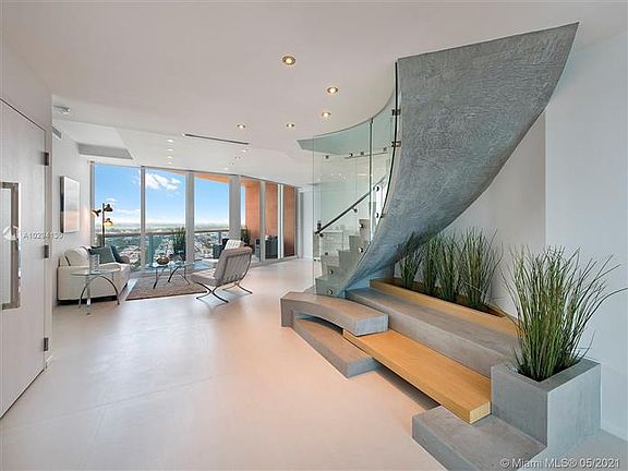 3rd image of 300 S Pointe Dr #Lp4004