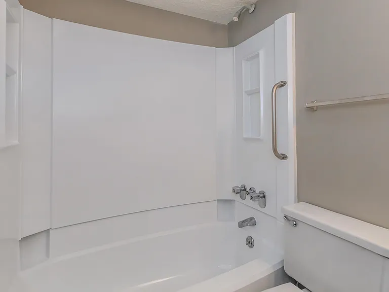 Hickory View Apartments — Photo 15