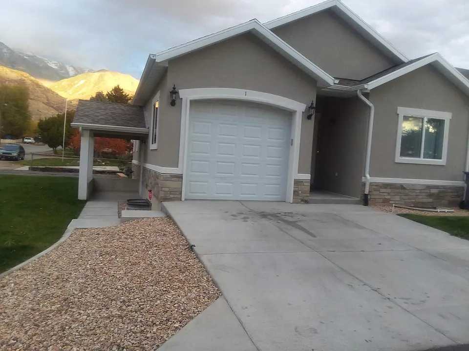 Front of townhome, with side entrance ce.