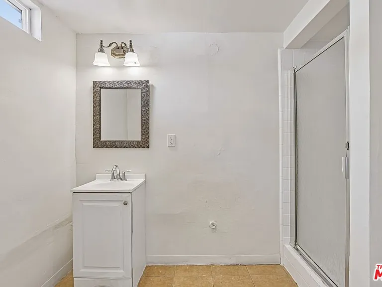 6727 1/2 Orion Ave — Photo 19