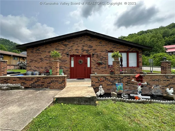 44 Chapman St, Chapmanville, WV 25508