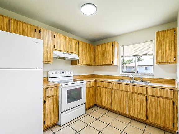 5th image of 937 SE 23rd Pl APT 5