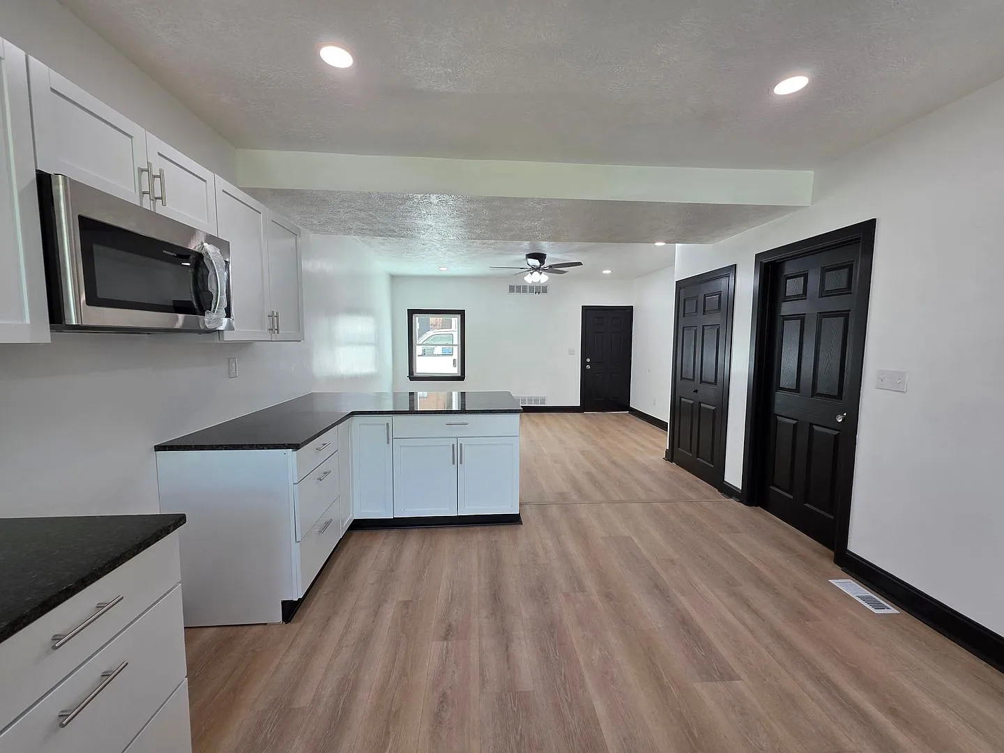 Fully Remodeled 3 bedroom 1 bathroom House for Rent in the South Side ! — Photo 4