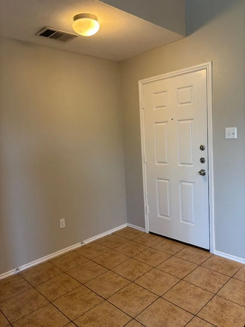 Spacious 2 story with cul-de-sac location — Photo 2