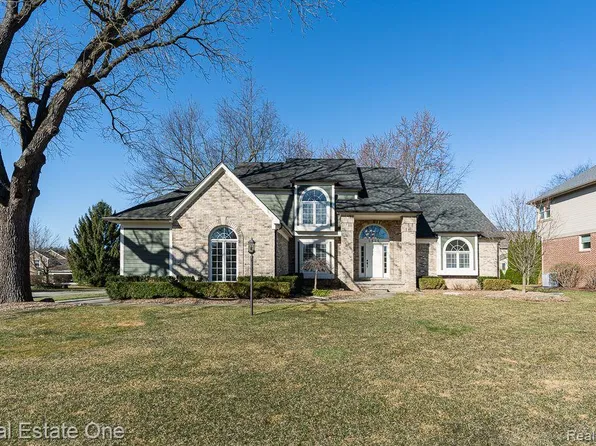 5635 Sheffield Dr, Clarkston, MI 48346