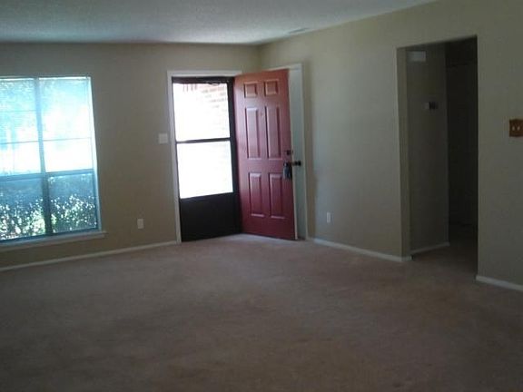 2nd image of 804 Oak Grove Ln