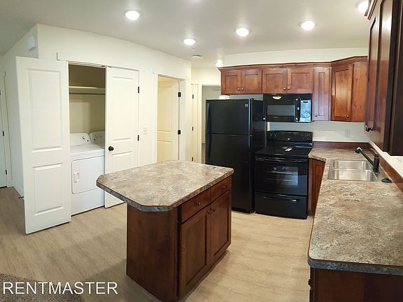 4th image of 888 Everett Pl APT 3