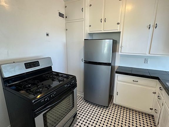 2nd image of 301 E 21st St APT 206