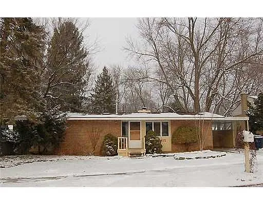 415 Manor Dr photo 1