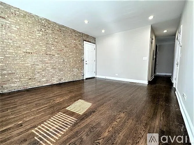 1634 W Roscoe St — Photo 1