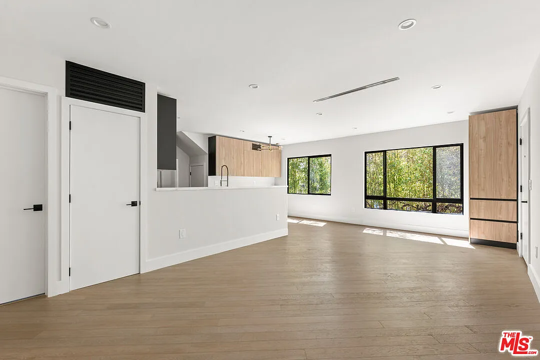 3 bed, 2.0 bath, 1000 sqft, $4,100 — Photo 2