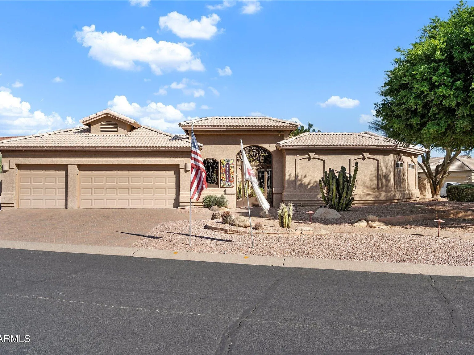 3 bed, 3.0 bath, 3306 sqft, $4,300 — Photo 2