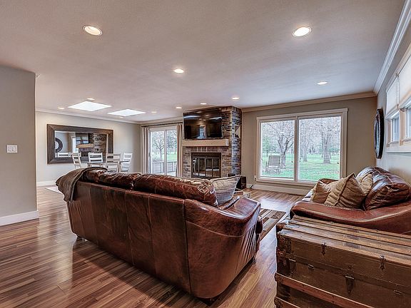 5th image of 958 S Emerald Hills Dr