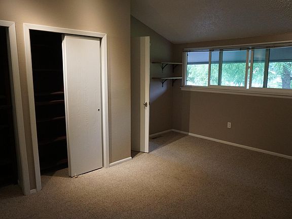 Master bedroom w closets