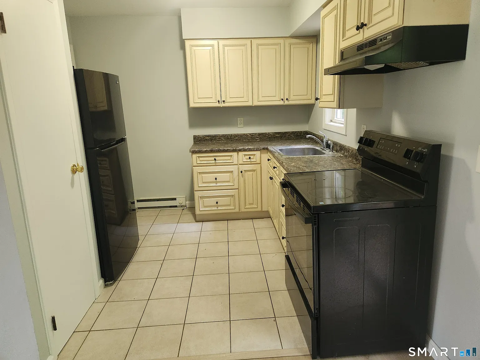2 bed, 1.0 bath, 882 sqft, $2,400 — Photo 3