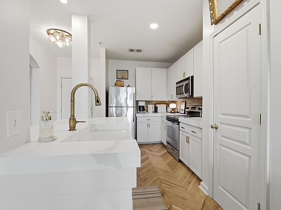 3rd image of 3000 Vanderbilt Pl APT 423