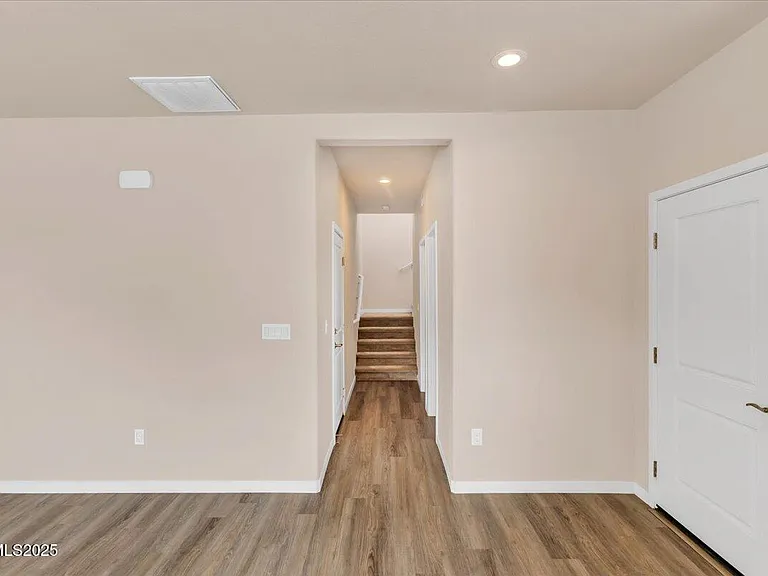 916 Garden Ct — Photo 17