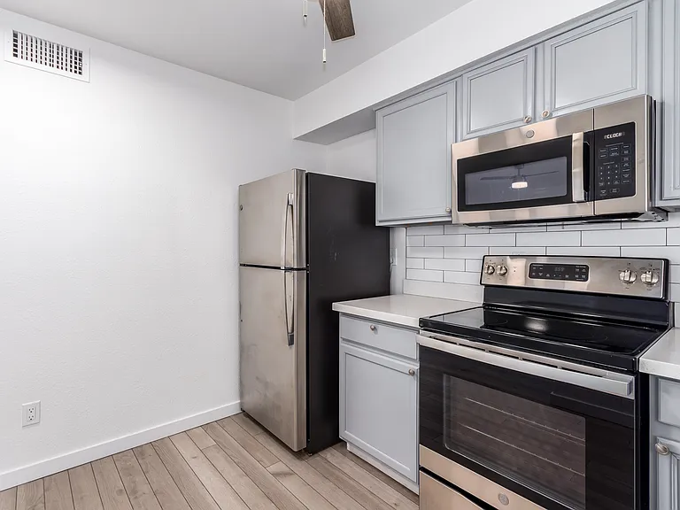 1911 E Amelia Ave #7 — Photo 3