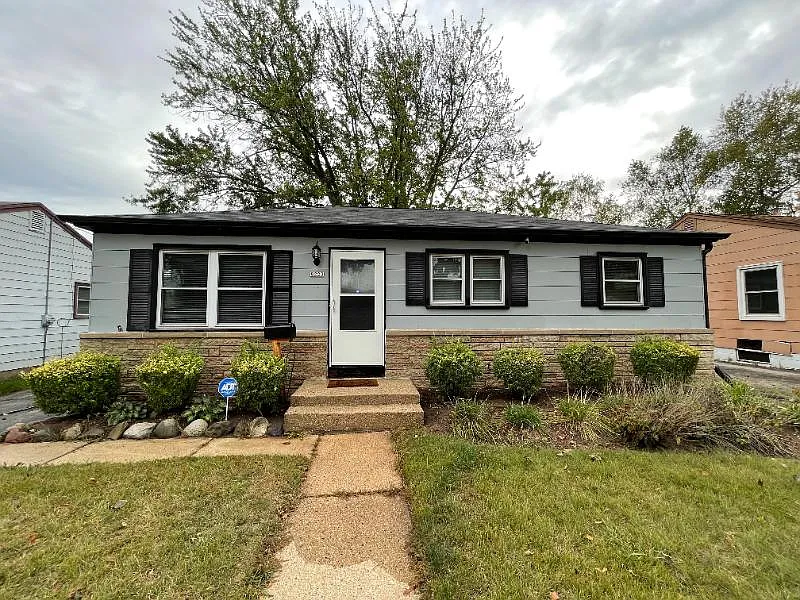 8223 W Fairmount Ave photo 1