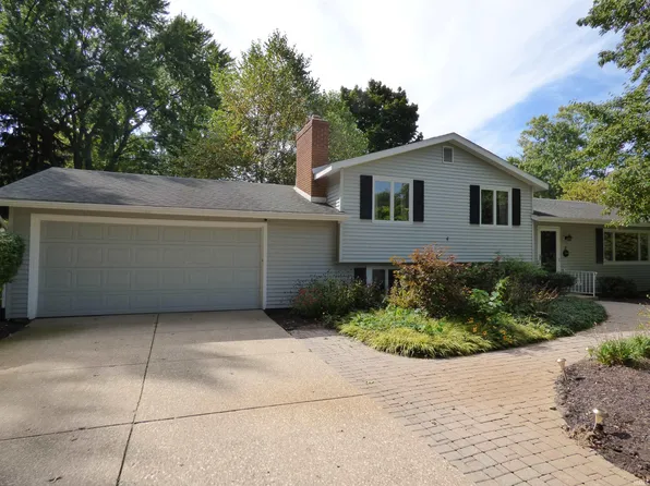 18250 Clairmont Dr, South Bend, IN 46637