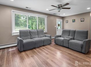 5 Applegate Rd, Jobstown, NJ 08041