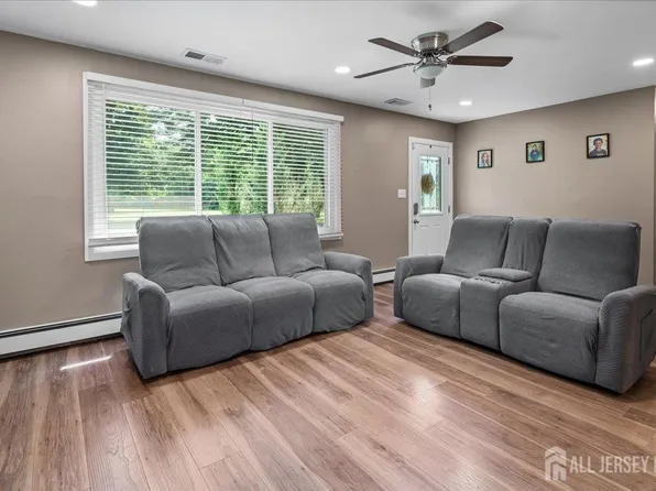 5 Applegate Rd, Jobstown, NJ 08041