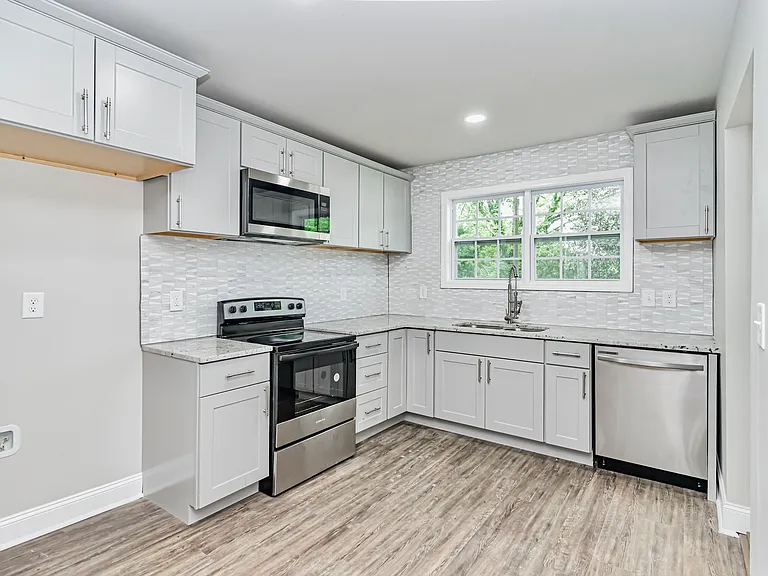 115 Sterling St — Photo 7